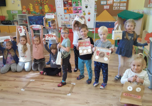 Dzieci pokazują zaprojektowane przez siebie ekotorby.
